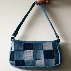 Väska i jeanstyg  - Supercool helt oanvänd patchwork väska i jeanstyg. Har en innerficka med blixtlås. Kan budas!