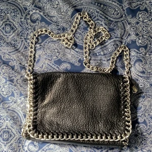 Tiamo väska  - SÄLJER IGEN!!! Säljer min super fina tiamo väska som är i nyskick. Köpt för 400 säljer för 200. Lägger man bud är man skyldig att betala. Frakt ingår inte i priset KÖP DIREKT FÖR 260 PLUS FRAKT 