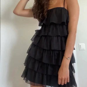 Klänning  - Intressekonll på en liknande klänning/kjol, skriv privat för egna bilder, skriv gärna I KOMENTARERNA vad ni kan tänka er för pris!! Bilderna är lånade av gsandstrom här på plick❤️