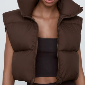 Brun väst - Säljer denna snygga västen från Zara, endast använd en gång (andra bilden)💕 Köparen står för frakten!!