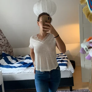 Vit topp, storlek XS/S - Supersöt vit topp från Lindex med spets på ärmarna och på halsringen. Tyvärr ganska genomskinlig. Storleken är XS men passar även S jättebra. 