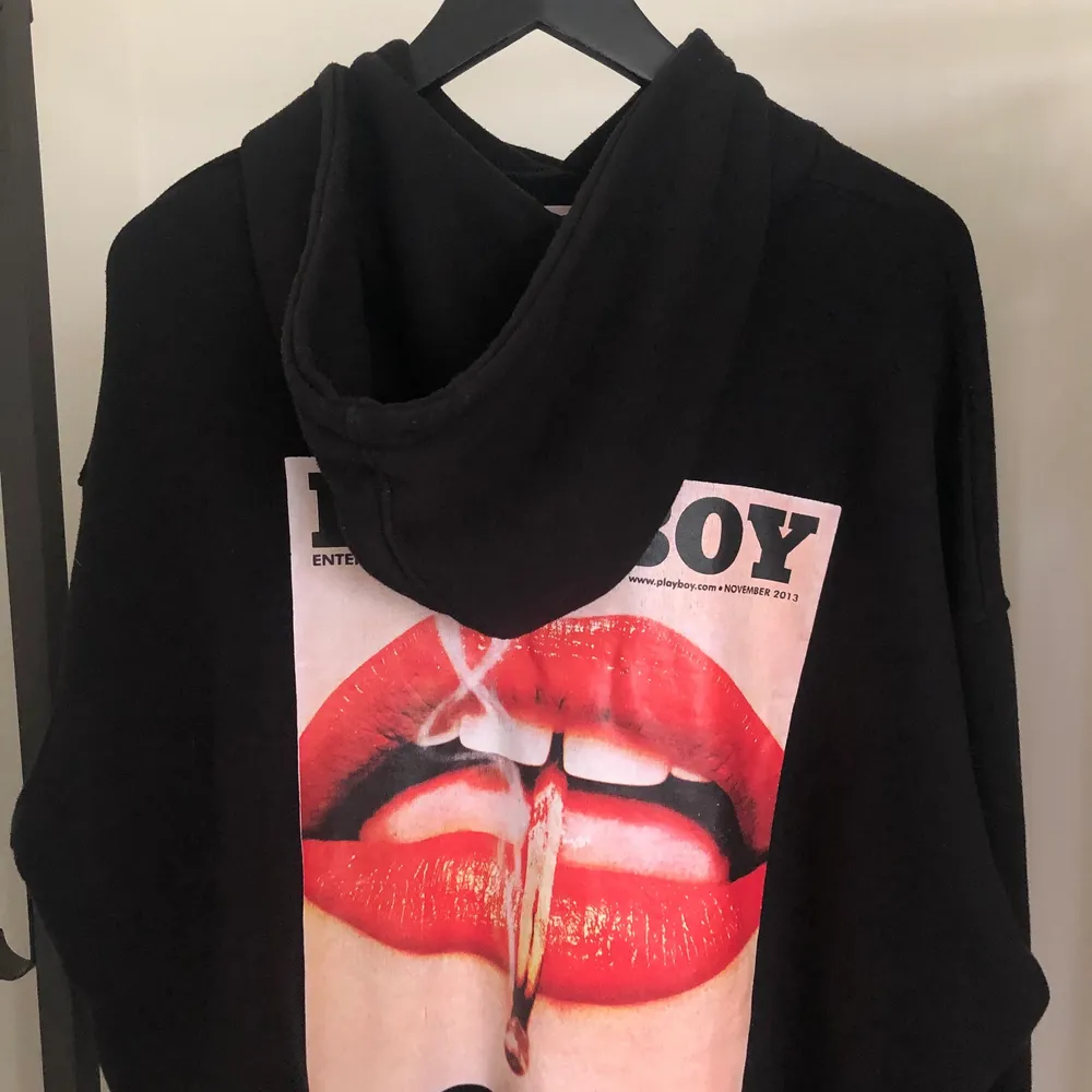 Playboyhoodie från Missguided, storlek 36 men den är väldigt stor i storleken då det är meningen att man ska kunna använda den som en ”klänning”. Köparen står för frakt 💞💞 högsta bud 300kr. Hoodies.