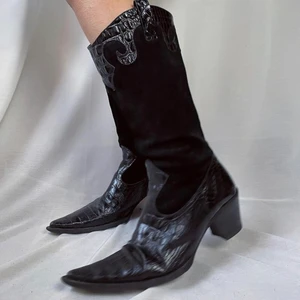 Svarta cowboy boots - Säljer mina svarta cowboy boots. De är i mocka och tror det är läderimitation. Så snygga till byxor eller klänning/kjol. Storlek 41 men skulle säga att de kan även passa en 40. Köpare står för frakt🤠 Kan även mötas upp i Stockholm.