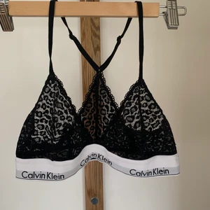 Calvin Klein topp  - Jag säljer min Calvin Klein topp för att den har blivit för liten. Skulle säga att den passar B-kupa. Väldigt fin med ett leopard mönster. Sparsamt använda! 