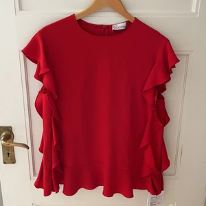 Red Valentino blus/topp - Super charmig blus-aktiv topp från Valentino. Har aldrig använts och prislappen sitter kvar på. Är tyvärr helt enkelt inte min stil. 