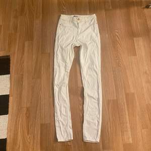 Högmidjade jeans från Ginatricot. I använt men fint skick. Ny pris 299 så säljer dom för 90 💖Kan mötas upp eller fraktar (köparen står för frakt)  