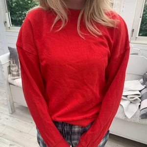 sweatshirt  - röd sweatshirt från hm i storlek xs. jag på bilden har s och den passar även mig. 
