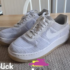 Nike air force 1 - Vita Nike air force i mesh. Köpte här på plick, men de var lite för stora och därför så säljer jag de vidare. Bilderna är från tjejen som sålde de till mig, alltså är bilderna lånade. Jättefina och rena, väldigt sparsamt använt! köparen står för frakten 