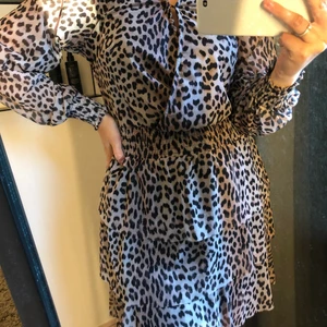 Leopardklänning - En klänning från Gina Tricot i strl S. Använd 1 gång i nyskick. Superfin! ☺️ Köparen står för frakten.