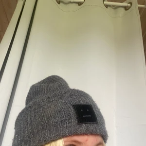 Acne mössa - Hej säljer dena acne mössan som är köpt i vintras här på Plick. Mössan är knappt använt och inga täcken på de som ny nästan. ÄKTA såklart. Skickas spårbart  PRIS GÅR ATT DISKUTERA 💗