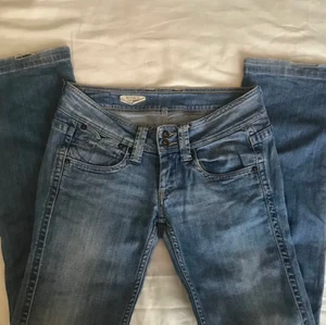 Lågmidjade jeans  - Säljer nu dessa super snygga lågmidjade jeansen som tyvärr är lite försmå för mig därav att det inte kommer till någon användning tyvärr. Säljer för 400kr inklusive frakt❤️
