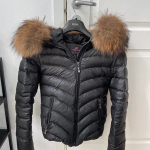 Chelsea jacka  - Den är tyvärr för liten för mig som i vanliga fall är en 36a, skulle säga att jackan passar någon är brukar vara en 34a. Osäker på om de är äkta eller fake päls