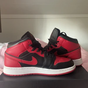 Jordans mid banned  - Svart röda jordans i storlek 39, nästan aldrig använda, bara vart stående hemma så är dom helt nya.