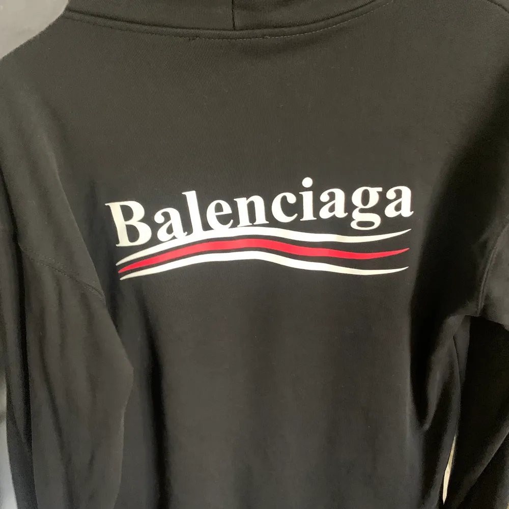 Hoodie från Balenciaga . Välanvänd men endast  Tvättad några gånger, för hållbarhet . Väldigt fint skick inte nopprig. Nypris 5700 på myTheresa,  rean 2019.  Passar både en S och M. Endast swish                                                                                  SKRIV ENDAST OM DU ÄR SERIÖS.  INGA SKAMBUD.  De bilder som ligger uppe är de som finns.. Hoodies.