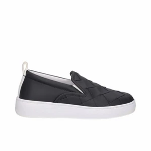 Bottega Veneta Slipon sneaker Svart/Vit - !Beställningsvara! - Bottega Veneta slip on sneaker - Storlek 38-45 - Skick 10/10 - nypris 6200 - mitt pris: bin 4600 - Köpare står för frakt om inget annat bestäms och meetup kan lösas i Uppsala eller eventuellt i Stockholm 