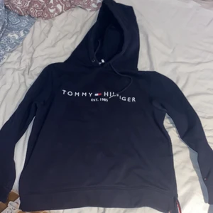 Tommy hilfiger hoodie  - Helt äkta och är aldrig använd , nypris 1200kr . Den är mjuk inuti och är väldigt skön , sitter fint på. De är bara att fråga om de skulle va nått . Pris kan diskuteras 