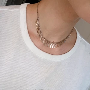 Halsband - Guldfärgat ”choker”-halsband, cirka 37 cm i omkrets. För mer information eller frågor kontakta gärna mig! Köparen står för frakten 💛