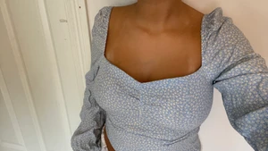 tröja - jättefin blommig ljusblå blus/törja från h&m