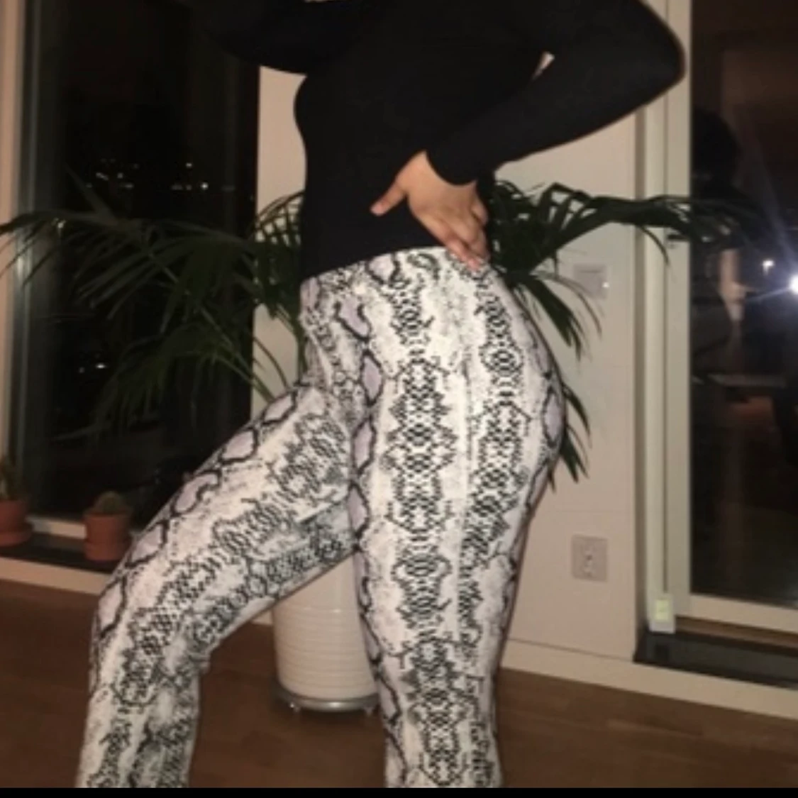 Ormskinnsmönster byxor