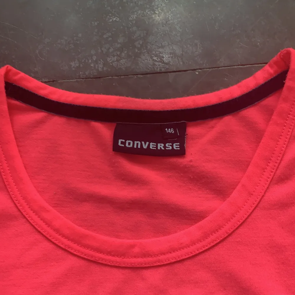 Nu säljer jag detta Converse linne pga av att jag inte använder den längre och den är för liten frakt tillkommer i priset (beroende på pris). Toppar.