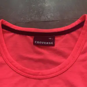 Nu säljer jag detta Converse linne pga av att jag inte använder den längre och den är för liten frakt tillkommer i priset (beroende på pris)