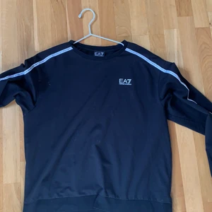 äkta EA7 sweatshirt  - säljer den för att jag inte använder den, köpte för 1000 på Jd sports, har använt den otroligt lite 