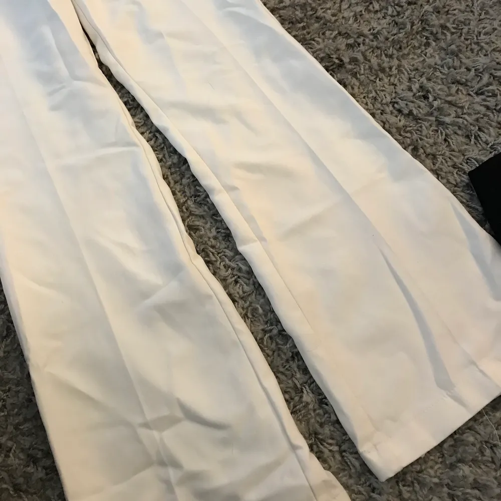 Superfina vita utsvängda kostymbyxor från Bikbok. Jeans & Byxor.