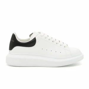 Alexander McQueen Oversized Sneaker - Alexander McQueen Skor Storlek: 42,5 (passar 43,5) Skick: 8/10, använda ett tiotal gånger, Eyelets är lite lösa Nypris: 4595:- Pris: 2800:- fri frakt eller meetup i Gbg, tar bud eller trades  Kommer med låda samt dustbag   DM vid intresse