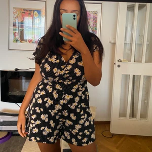 Blommig jumpsuit - Blommig jumpsuit i perfekt skick🤩