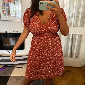 Röd blommig klänning - Röd blommig klänning med en jättefin passform. I toppen skick ☺️
