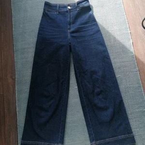 Vida jeans - Vida högmidjade Jens i mörkblåt. Använda fåtal gånger. De är från h&m. Köpare står för frakten. 