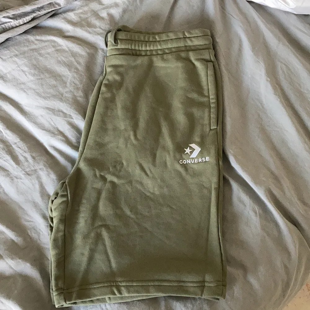 Oanvönda gröna converse shorts i storlek medium. Lappen finns kvar. Shorts.