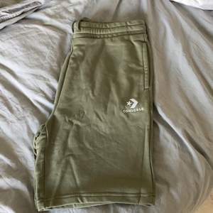 Oanvönda gröna converse shorts i storlek medium. Lappen finns kvar
