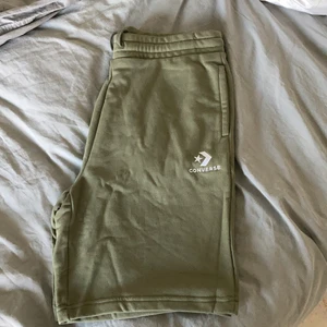 Oanvända converse shorts storlek medium - Oanvönda gröna converse shorts i storlek medium. Lappen finns kvar