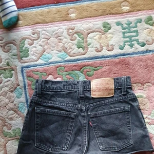 Åkta levis shorts  - Den är köpte I sekondhand då den är för smål på mig. Passar xs_s och matcherar med allt. Jag provar inte eftersom jag är gravid 