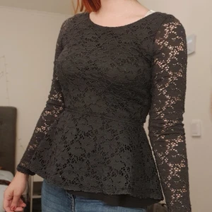 Tröja - Lite nopprig, annars bra skick. Jag använder inte tröjan längre och vill därför sälja vidare. Storleken är 158-164, alltså medium ungefär. Köpare står för frakt :)