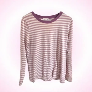 randig tröja från COS🌸 - fin randig lila tröja från COS. säljer då den inte kommer till användning🌸