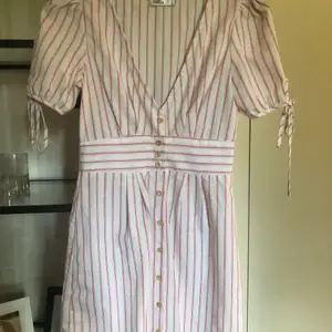 Supersöt klänning som är köpt i Australien men tyvärr aldrig kommit till användning!