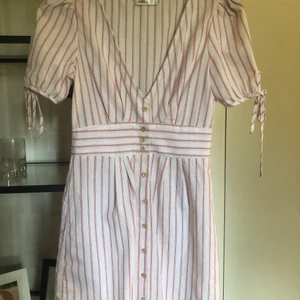 Klänning - Supersöt klänning som är köpt i Australien men tyvärr aldrig kommit till användning!