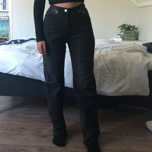 Jeans från na-kd - Supersnygga grå jeans från na-kd i storlek 38. Jag har själv klippt av dom i fotändan, jag på bilden är ca 167. Betalning sker via swish och köparen står för frakten❣️
