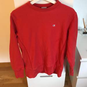 röd sweatshirt från Champion i fint skick! storlek medium  men skulle säga att den är liten i storlek så egentligen en S/XS💕betalning sker via swish å köpare står för frakt!