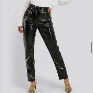 lackbyxor - oanvända lackbyxor från nakd, stretchiga. 