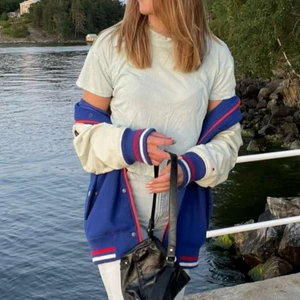 T-SHIRT BikBok - Ljusblå/turkos t-shirt som passar perfekt som basplagg!💖 Köpt på Bik Bok och endast använt få gånger, superbra skick! Den är lite croppad i stl S🥰