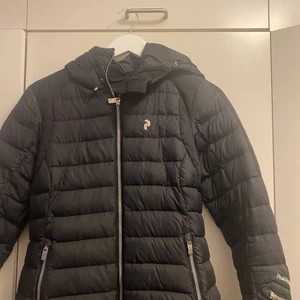 Peak performance jacka  - Peak jacka jätte fin men har en annan peak så denna kommer inte så mycket till användning, BUDA så kommer vi fram till ett bra pris