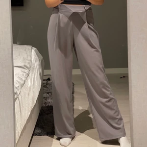 Gråa kostymbyxor i strl S - Superfina kostymbyxor från Nelly i storlek S, använda fåtal gånger, fint skick, elastisk midja, jag är 171💞 (Frakt 66)