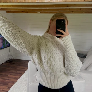 Vit/beige stickad - Världens mysigaste stickade tröja, beige/vit💓 Storlek XS men passar även S, använd en gång! Hör av dig vid frågor eller funderingar🥰 perfekt nu till hösten🍂