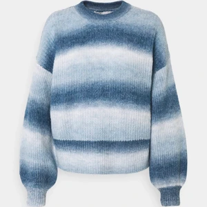 Blå stickad tröja - Så snygg unik stickad tröja i storlek L men sitter perfekt oversize o mysigt på mig som vanligtvis är xs.  köpt från only på Zalando och är helt slutsåld. Aldrig använd med prislapp kvar. Skriv privat för fler frågor eller bilder 💙⚡️