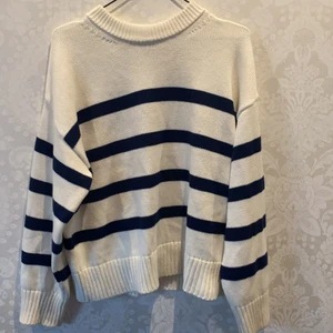 Stickad randig tröja - Säljer den här super fina stickade tröjan, köpt för nån vecka sen men tyvärr så kommer den inte till använding!💖