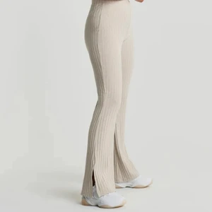 Ribbade beiga byxor med slit - Utsvängda byxor med slit på sidan💖 Använda ett fåtal gånger men ser helt nya ut!