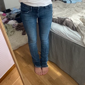 Frame jeans  - Snygga jeans från frame! Nypris ung 3000❤️ så fina detaljer och tvätt🥰modellen är mini boot 